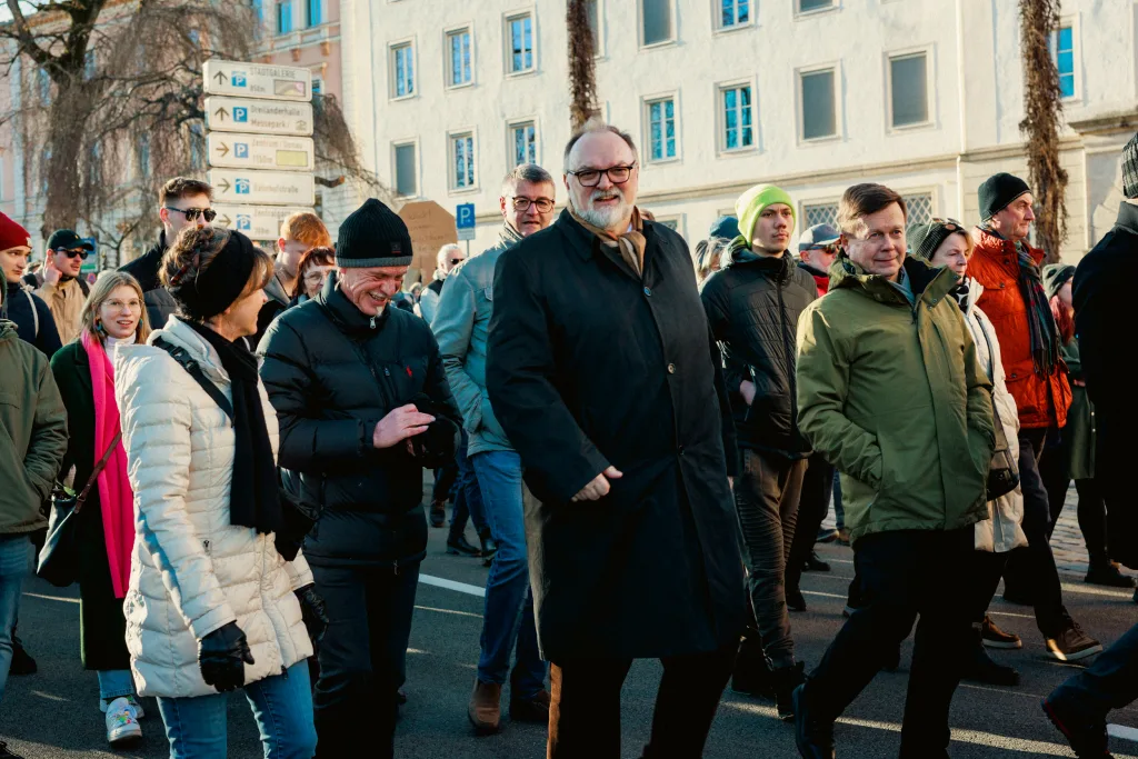 Oberbürgermeister Jürgen Dupper läuft auf der Demo mit
